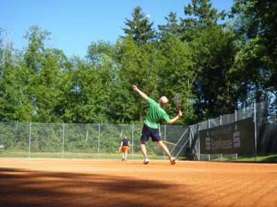 THE PSYCHOLOGY OF SINGLES AND DOUBLES IN TENNIS